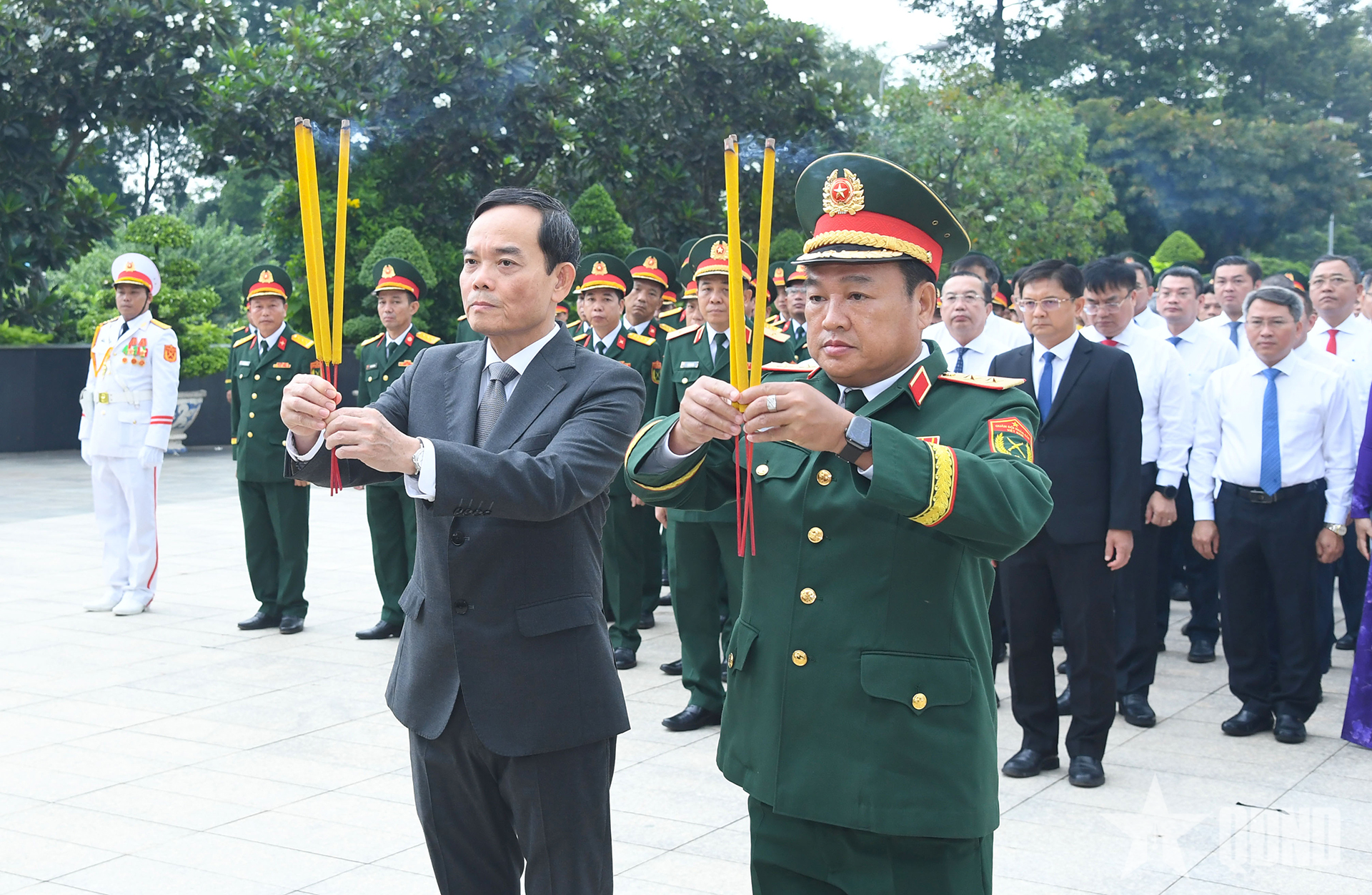 LLVT Quân khu 7 viếng Nghĩa trang liệt sĩ TP Hồ Chí Minh

